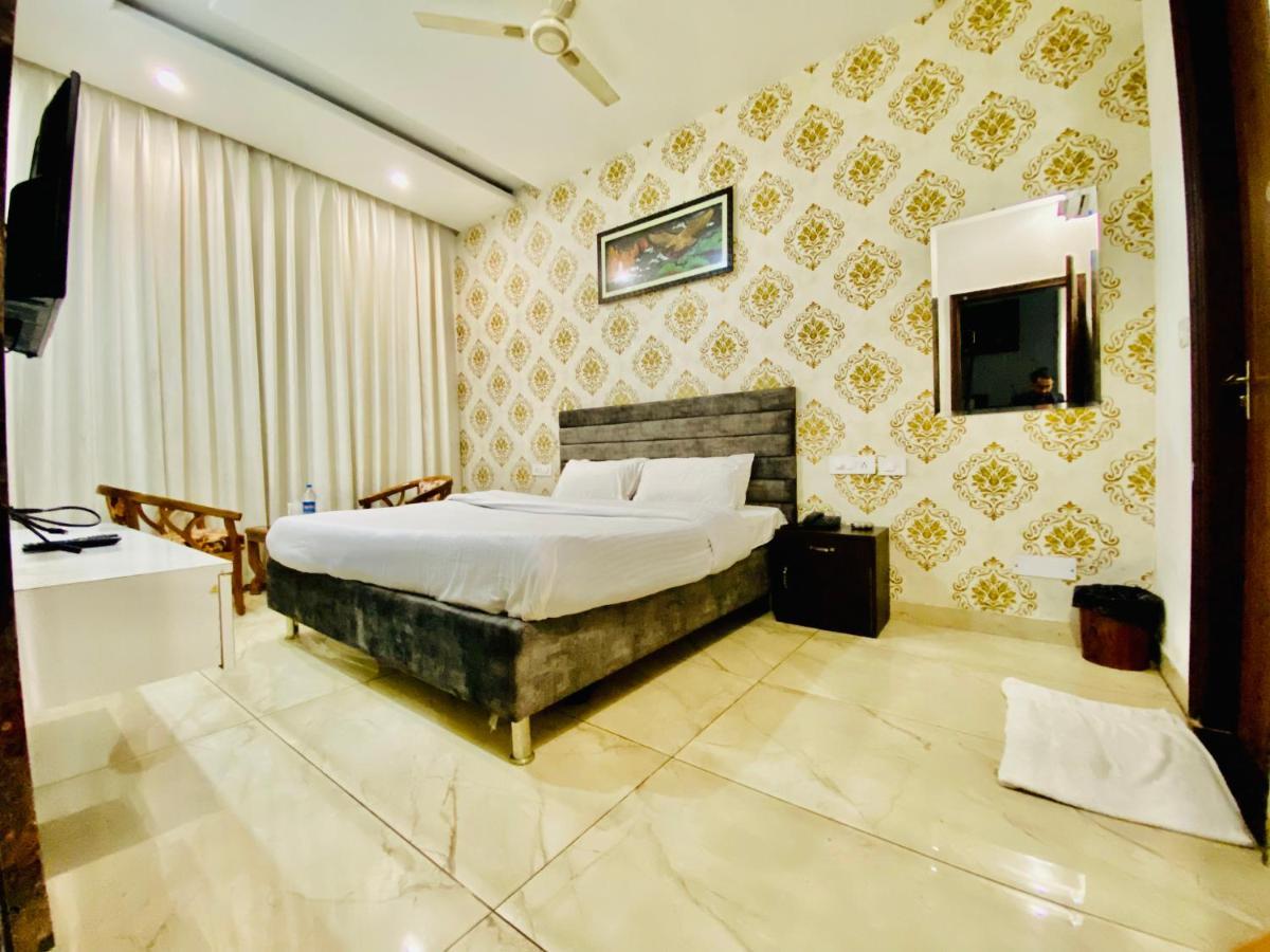 Hotel Hollywood - Family Hotel Zirakpur Exterior photo